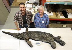 Dean Lomax y Judy Massare posan junto al «dragón espada de Dorset».