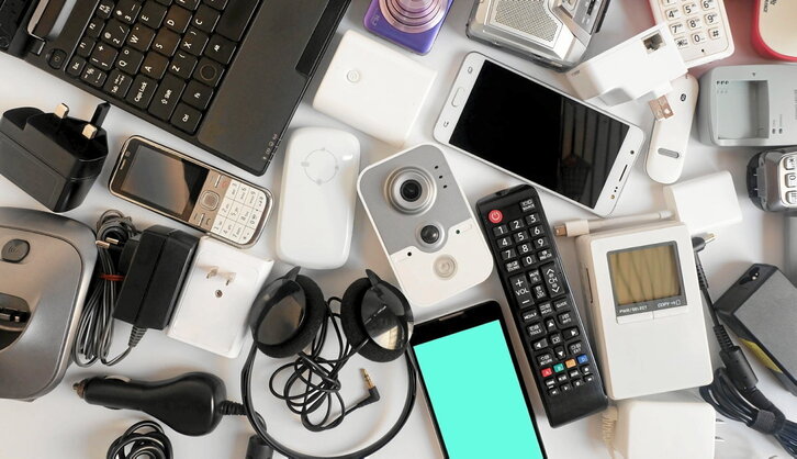 Aparatos electrónicos y eléctricos desechados.