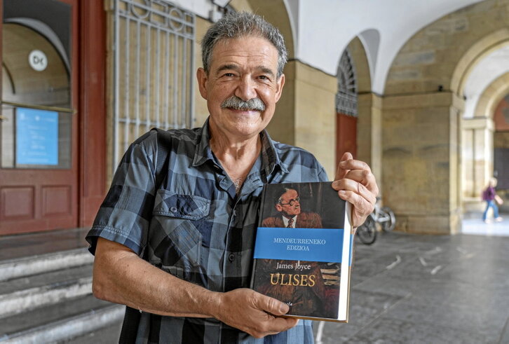 Xabier Olarra, en 2022, en la presentación de la reedición de la traducción al euskara de «Ulises», de James Joyce.