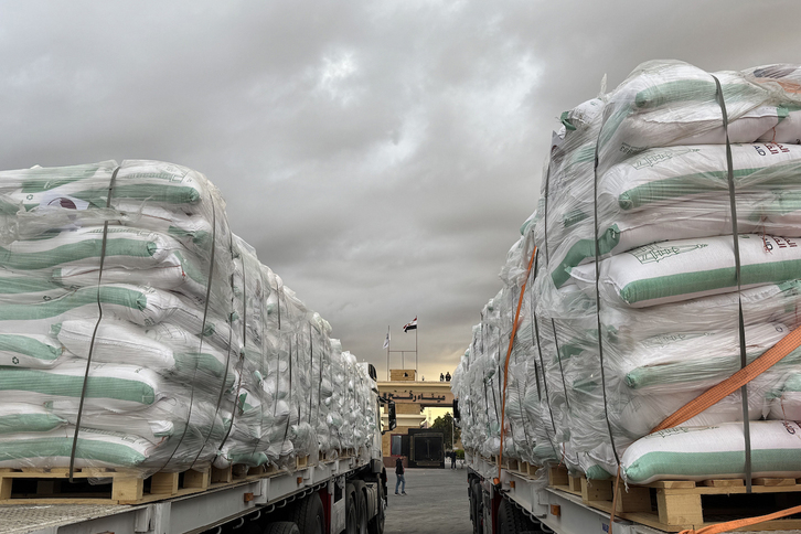 Camiones con ayuda para Gaza, bloqueados en el paso de Rafah.