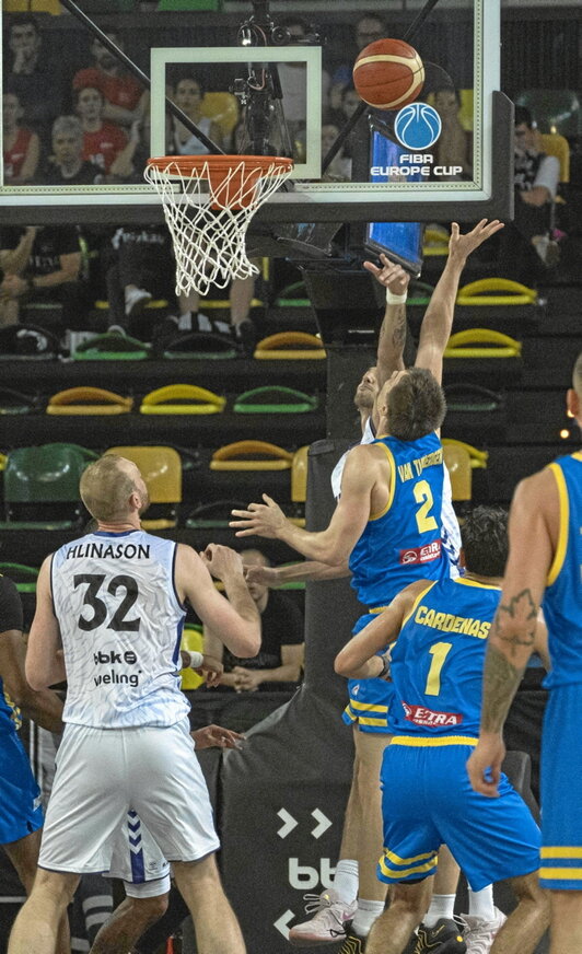 La defensa local intenta frenar el ataque del Peristeri.