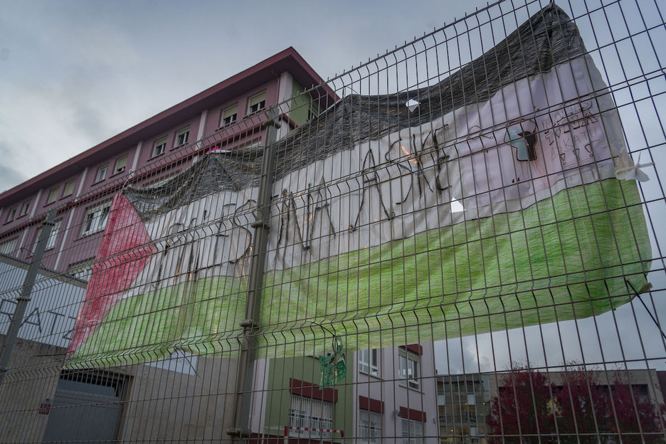 Una bandera palestina en la ikastola Aratz de Hernani. Una bandera palestina en la ikastola Aratz de Hernani.