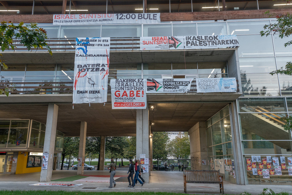Pancartas en el campus Gipuzkoa de EHU llaman a participar en las movilizaciones de este mediodía. Pancartas en el campus Gipuzkoa de EHU llaman a participar en las movilizaciones de este mediodía.