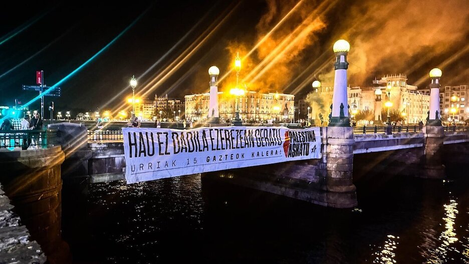 Pancarta de Ernai en el puente del Kursaal Donostia. Pancarta de Ernai en el puente del Kursaal Donostia.