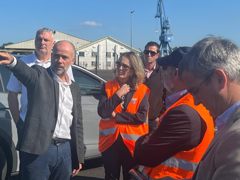 Baionako portuaren instalazioak ezagutzeko parada ukan zuen Gipuzkoatik heldutako delegazioak.