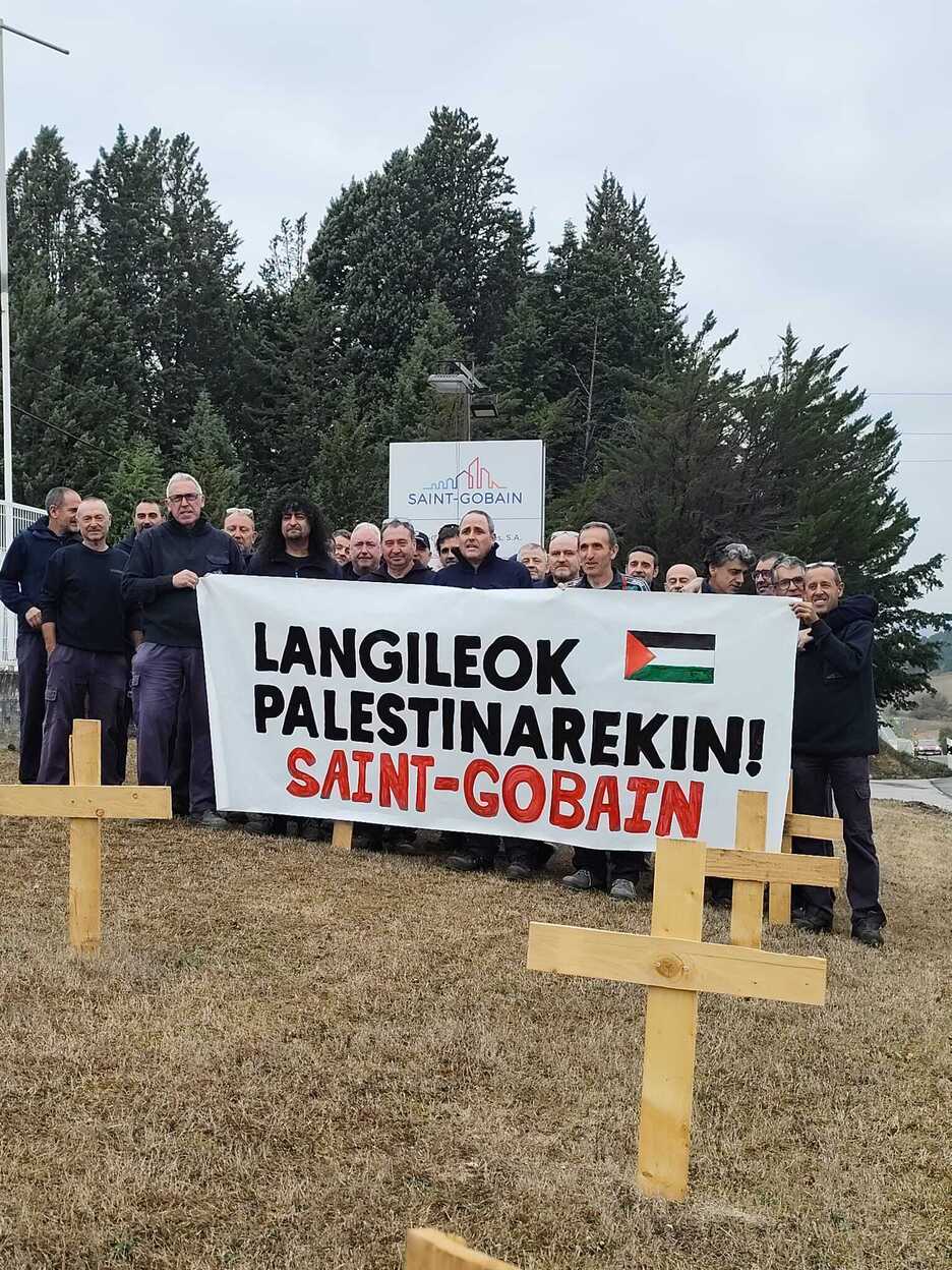 Trabajadores de Saint-Gobain, empresa en crisis, y de otras factorías anexas también se han movilizado por Palestina. Trabajadores de Saint-Gobain, empresa en crisis, y de otras factorías anexas también se han movilizado por Palestina.