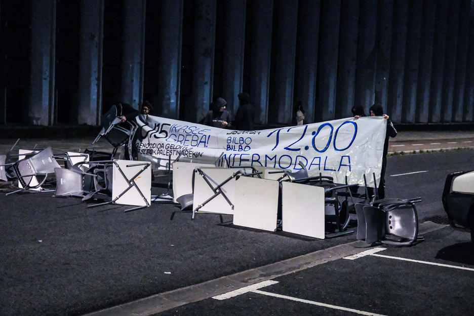 Corte de carretera en la entrada a EHU en Leioa. Corte de carretera en la entrada a EHU en Leioa.