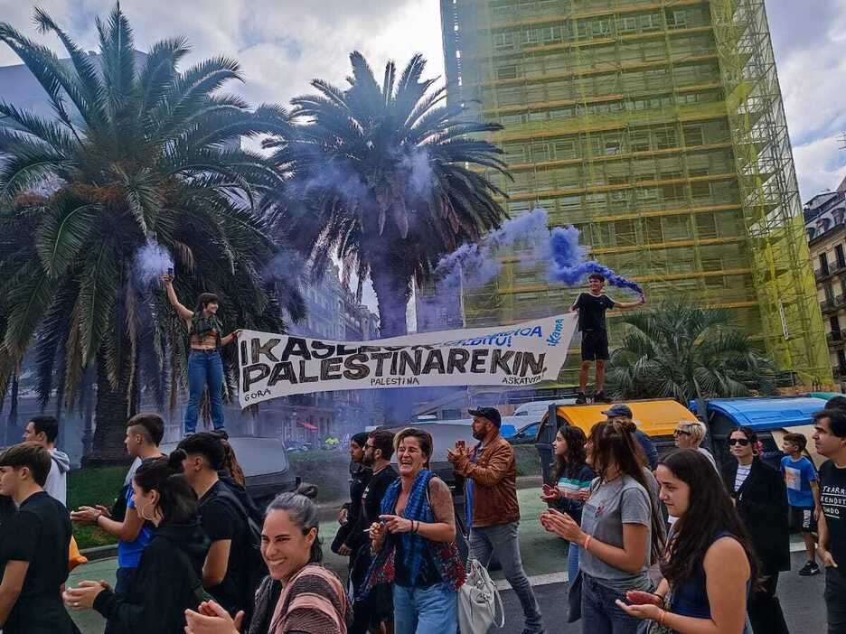 La columna de los estudiantes, hacia el punto de encentro del Bulebar en Donostia. La columna de los estudiantes, hacia el punto de encentro del Bulebar en Donostia.