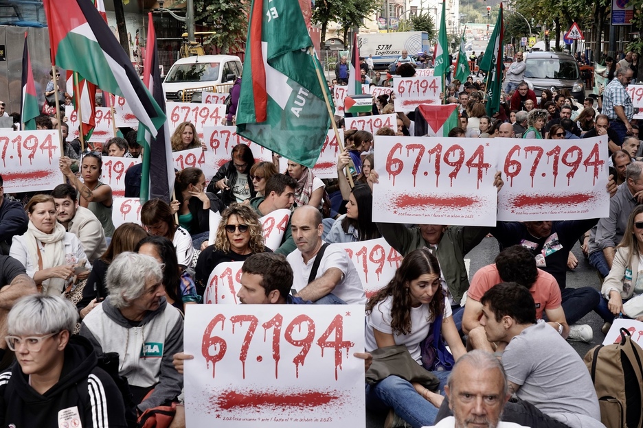 Sentada de ELA frente a la sede del PSE en Bilbo. Sentada de ELA frente a la sede del PSE en Bilbo.