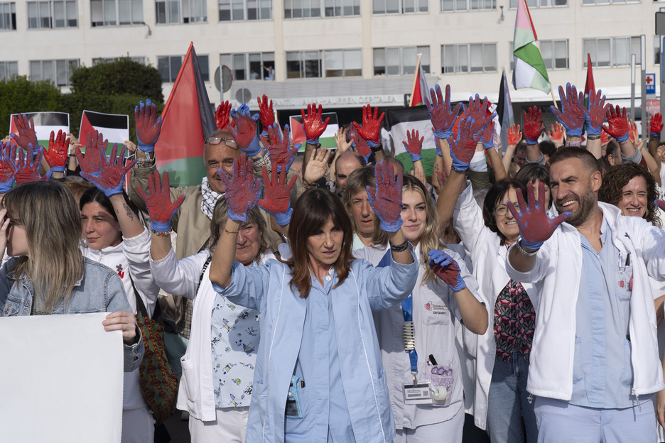 Concentración de sanitarios en Iruñea. Concentración de sanitarios en Iruñea.