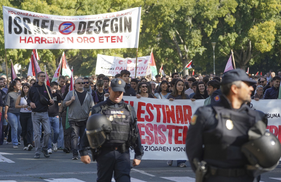 Pancarta reclamando el fin de toda relación con Israel. Pancarta reclamando el fin de toda relación con Israel.
