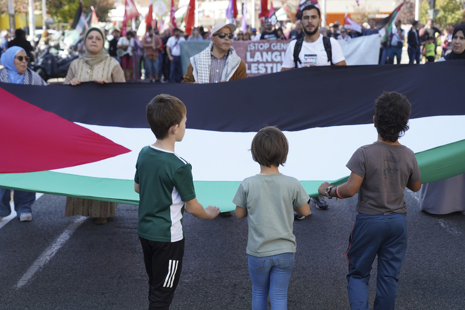 Comunidad palestina, sujetando su bandera al frente de la manifestación de Iruñea. Comunidad palestina, sujetando su bandera al frente de la manifestación de Iruñea.