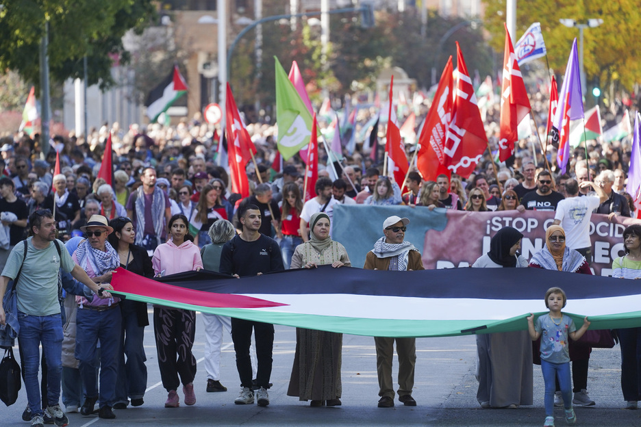 Según los organizadores, 15.000 personas han salido a la calle en Iruñea. Según los organizadores, 15.000 personas han salido a la calle en Iruñea.