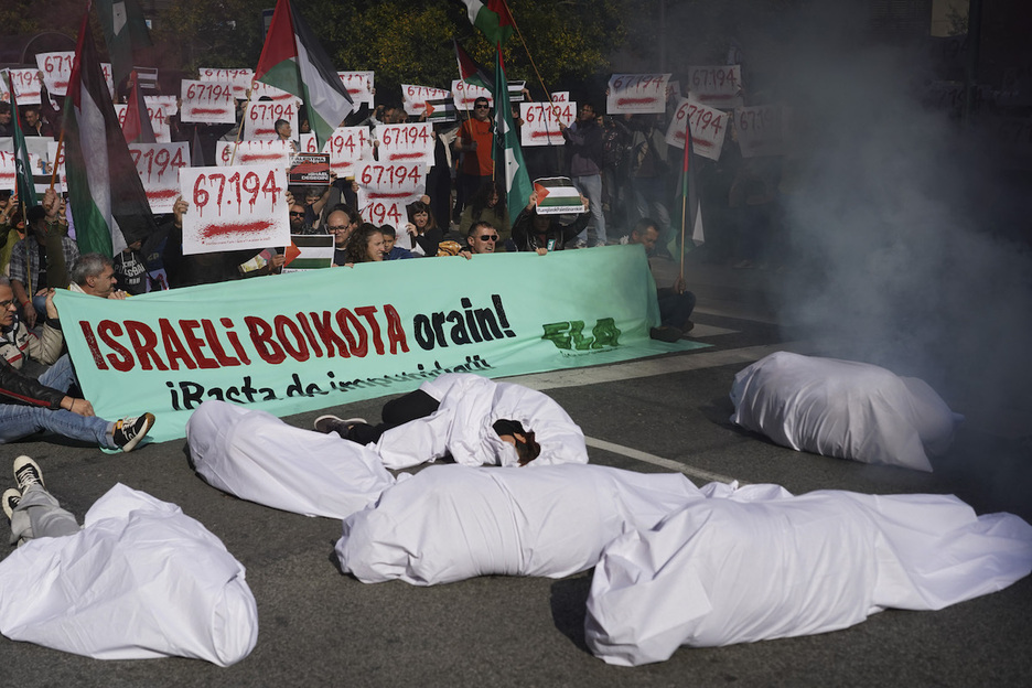 Concentración de ELA frente a la sede del PSN en Iruñea. Concentración de ELA frente a la sede del PSN en Iruñea.