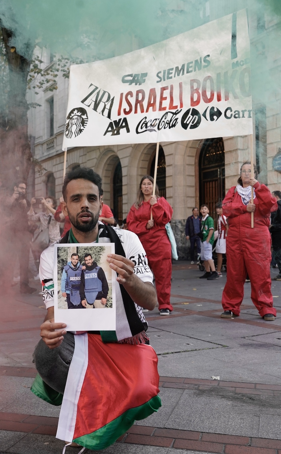 Un manifestante recuerda en Bilbo a dos periodistas muertos por los bombardeos de Israel. Un manifestante recuerda en Bilbo a dos periodistas muertos por los bombardeos de Israel.