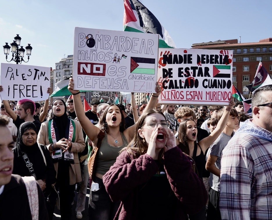 Manifestantes en Bilbo denunciando el genocidio cometido por Israel. Manifestantes en Bilbo denunciando el genocidio cometido por Israel.