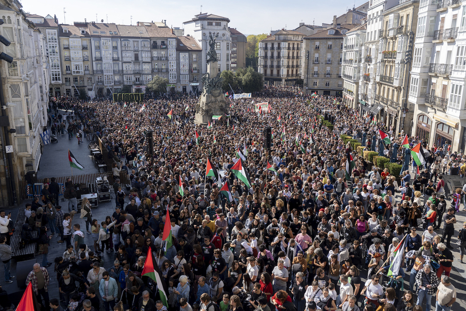 La plaza de la Virgen Blanca de Gasteiz llena de gente. La plaza de la Virgen Blanca de Gasteiz llena de gente.