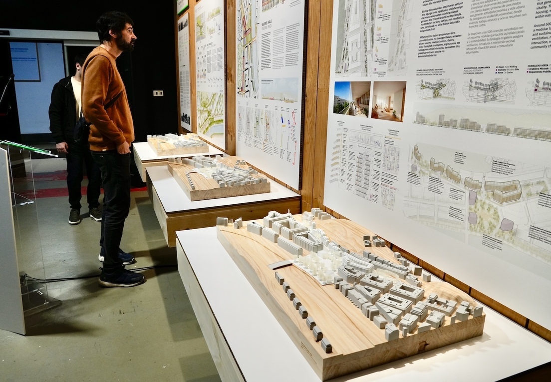 La exposición consta de diferentes maquetas y paneles en los que se explican los proyectos seleccionados.