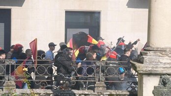 Imagen de la red X en la que se ve a ertzainas y falangistas juntos contra los antifascistas.