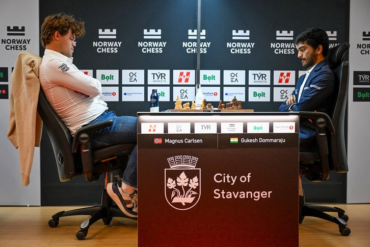 Magnus Carlsen y el campeón mundial Dommaraju Gukesh, en el torneo de Stavanger en Noruega, el pasado mes de mayo.