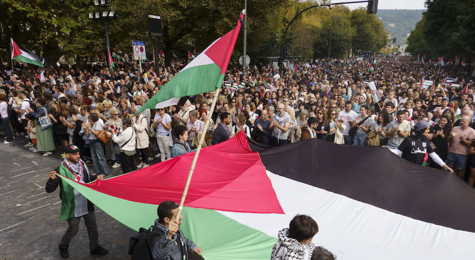 Unas 18.000 personas se han movilizado en Donostia, según los sindicatos. Unas 18.000 personas se han movilizado en Donostia, según los sindicatos.