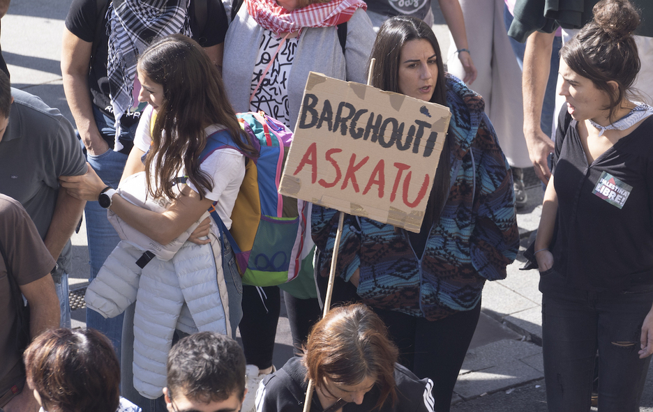 Una manifestante en Gasteiz pidiendo la libertad del histórico preso palestino Marwan Barghouti. Una manifestante en Gasteiz pidiendo la libertad del histórico preso palestino Marwan Barghouti.