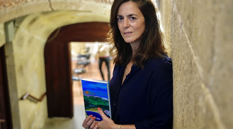 Eider Rodriguezek ‘Dena zulo bera zen’ liburua kaleratu berri du.