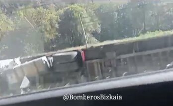 El camión ha volcado sobre las vías de Euskotren en Zugastieta.