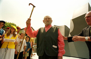 Jorge Oteiza, Zarauzko "Bertsolaritzari omenaldia" eskulturaren inaugurazioan.