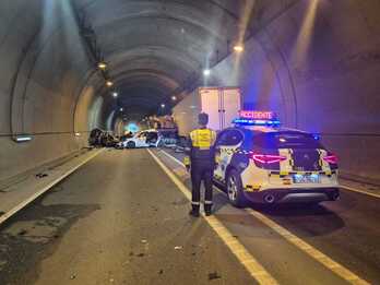 El accidente tuvo lugar en el interior del túnel de Larrakaitz, en la N-121-A a su paso por Sunbilla.