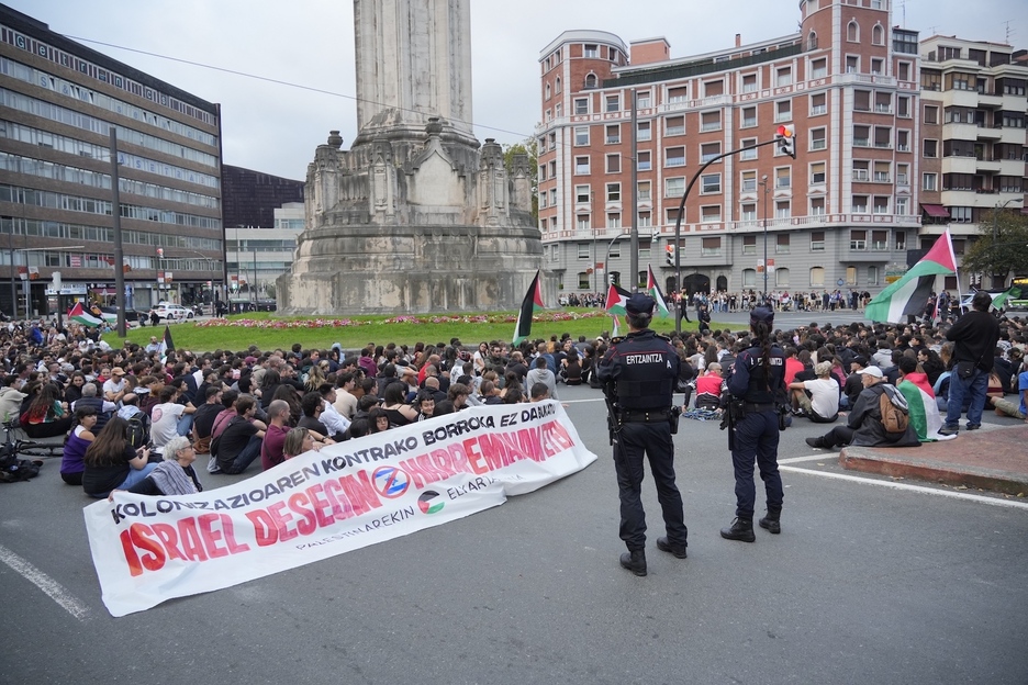 La manifestación convocada por Palestinarekin Elkartasuna en Bilbo ha corta la carretera en Sagrado Corazón. La manifestación convocada por Palestinarekin Elkartasuna en Bilbo ha corta la carretera en Sagrado Corazón.