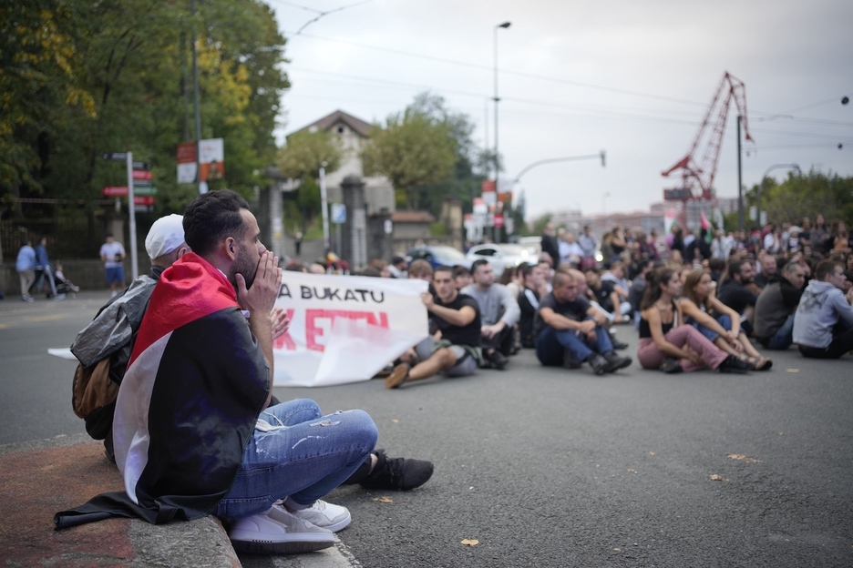 Otra imagen del a sentada que ha cortado la carretera en Bilbo. Otra imagen del a sentada que ha cortado la carretera en Bilbo.