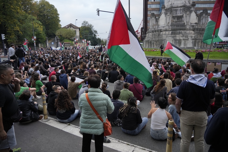 Corte de carretera en la manifestación de Palestinarekin Elkartasuna celebrada esta tarde en Bilbo. Corte de carretera en la manifestación de Palestinarekin Elkartasuna celebrada esta tarde en Bilbo.