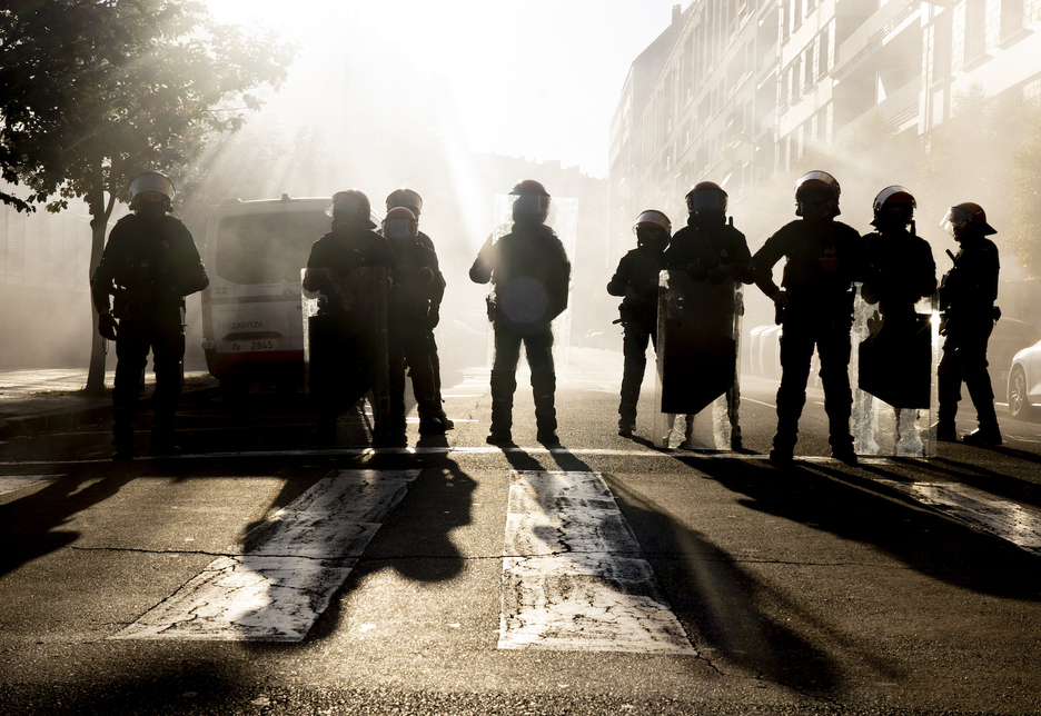 La Policía española, en la manifestación de Palestinarekin Elkartasuna en Gasteiz. La Policía española, en la manifestación de Palestinarekin Elkartasuna en Gasteiz.
