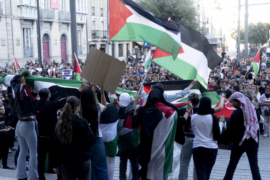 Banderas palestinas en la movilización de esta tarde en la capital de Araba. Banderas palestinas en la movilización de esta tarde en la capital de Araba.