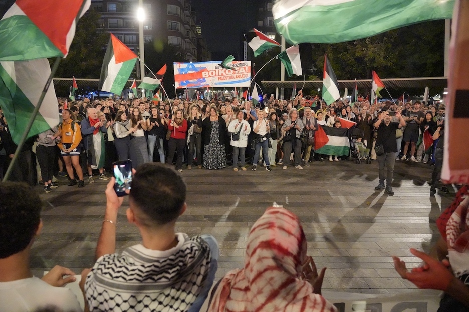 La manifestación de Gernika-Palestina en Bilbo ha terminado en la plaza Indautxu. La manifestación de Gernika-Palestina en Bilbo ha terminado en la plaza Indautxu.