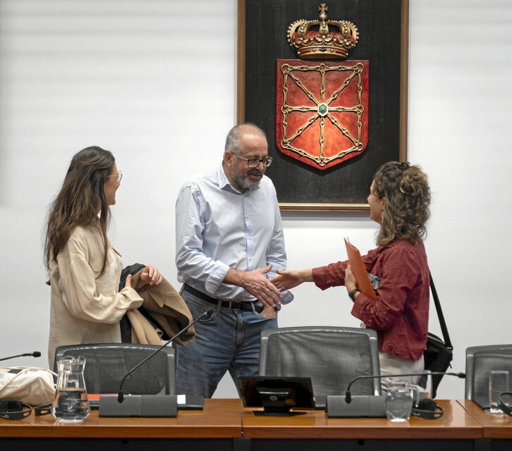 Irati Jiménez, presidenta de la comisión, recibe a Lorenzo Serena.
