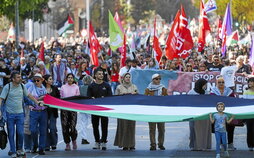 Un momento de la multitudinaria manifestación en Iruñea en apoyo al pueblo palestino.