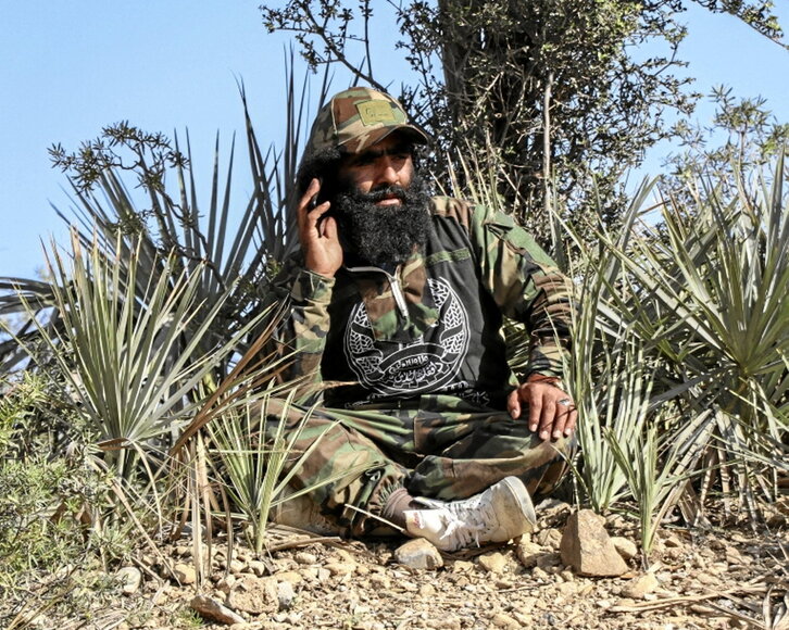 Gerrillari taliban bat telefonoz hizketan mugatik hurbil.