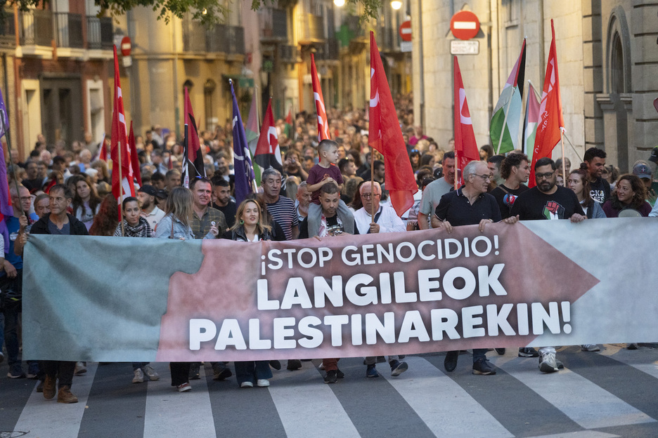 La jornada de paros y protestas convocados por sindicatos y asociaciones ha concluido con cientos de personas recorriendo las calles de Iruñea. La jornada de paros y protestas convocados por sindicatos y asociaciones ha concluido con cientos de personas recorriendo las calles de Iruñea.
