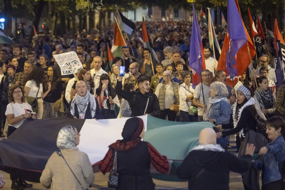 Encabezados por banderas palestinas y de los distintos sindicatos convocantes, la marcha ha partido de la Plaza del Castillo y terminado en el Paseo de Sarasate. Encabezados por banderas palestinas y de los distintos sindicatos convocantes, la marcha ha partido de la Plaza del Castillo y terminado en el Paseo de Sarasate.