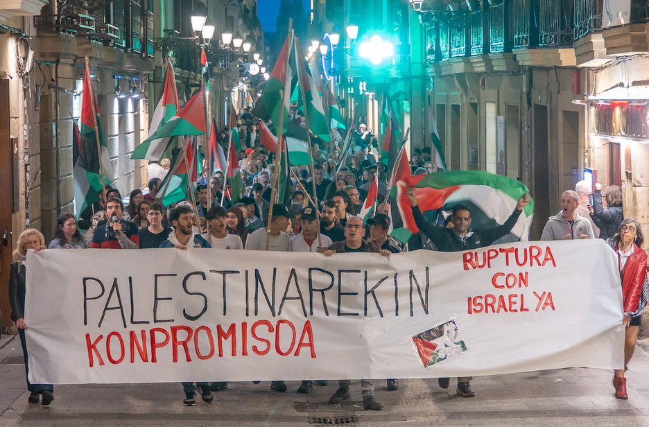 Movilización vespertina en Donostia, convocada por Gernika-Palestina. Movilización vespertina en Donostia, convocada por Gernika-Palestina.