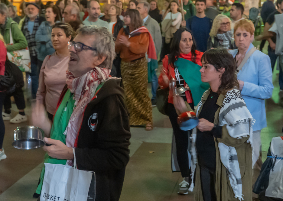 Cacerolada en la marcha de Donostia. Cacerolada en la marcha de Donostia.