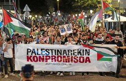 Cabeza de la manifestación ruidosa convocada por la iniciativa Gernika-Palestina en Bilbo.