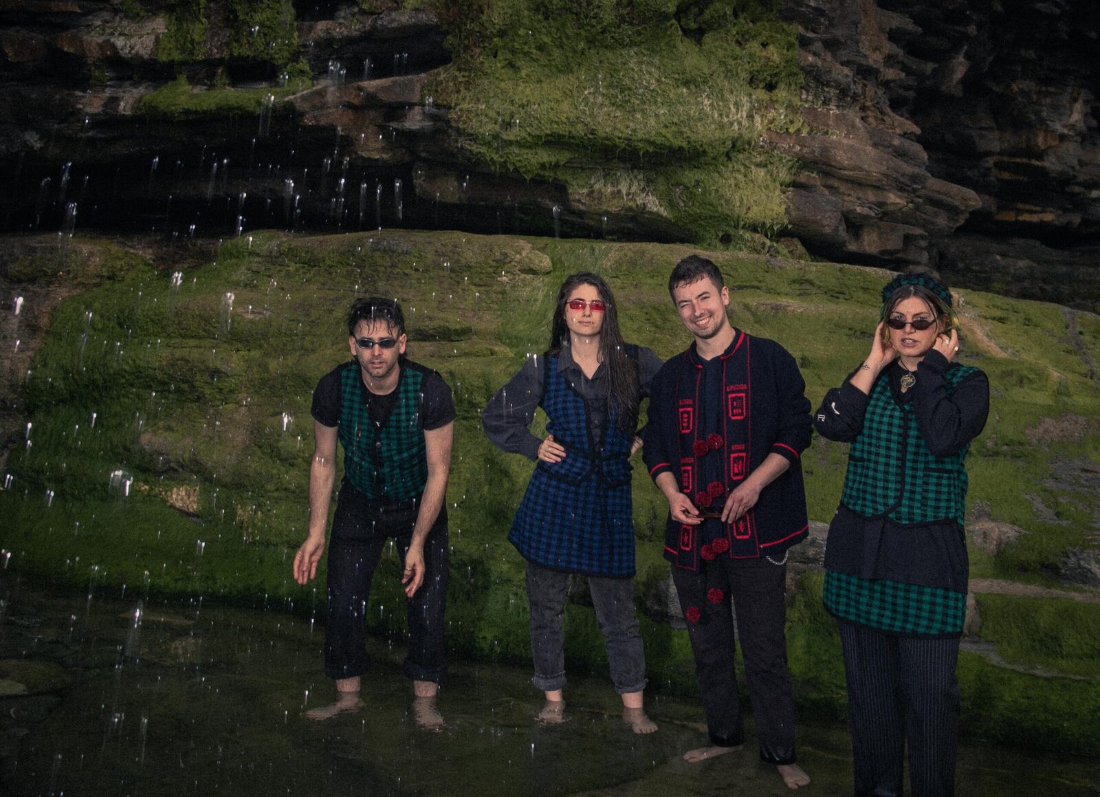 Belako taldea, ‘Sigo regando’ diskoaren aurkezpen argazkian.