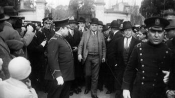 Hipolito Irigoien 1929an harturiko argazki batean.