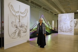 Marlene McCarty junto a su obra, este jueves.