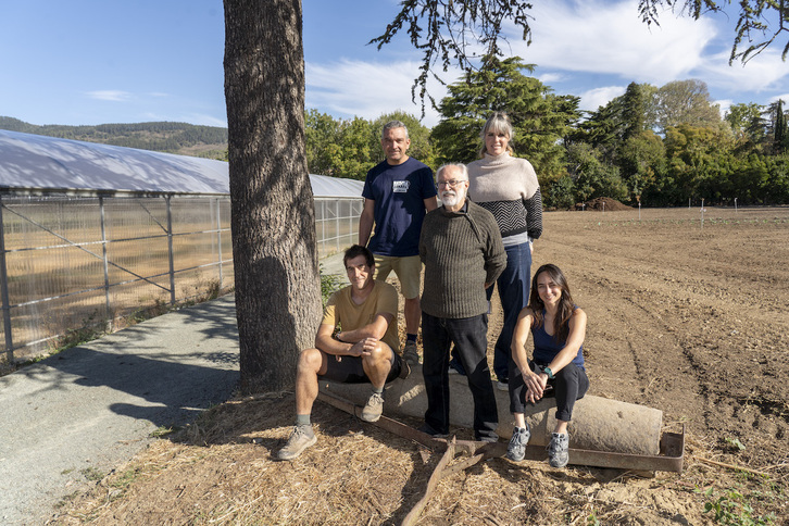 Hortelanos y responsables de Landare posan junto al terreno e invernadero que se van a cultivar en Aranzadi.