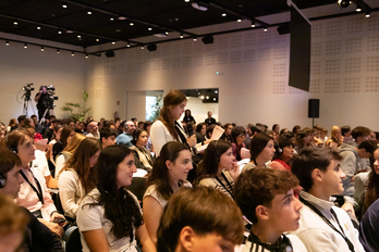 Ikasleek zientzialariei galderak egiteko aukera izan dute.