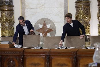 El alcalde saliente, Eneko Goia, y su sucesor Jon Insausti, a su llegada al pleno.
